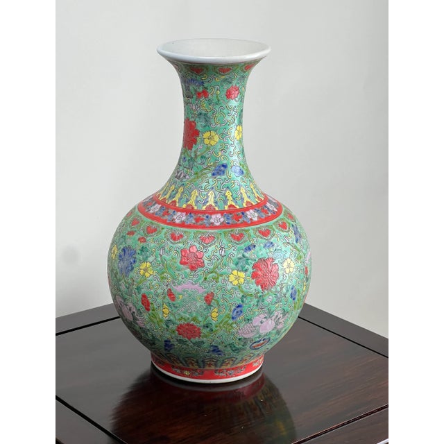 This antique Qing Dynasty famille rose porcelain vase represents the elegance and artistry of Chinese decorative...