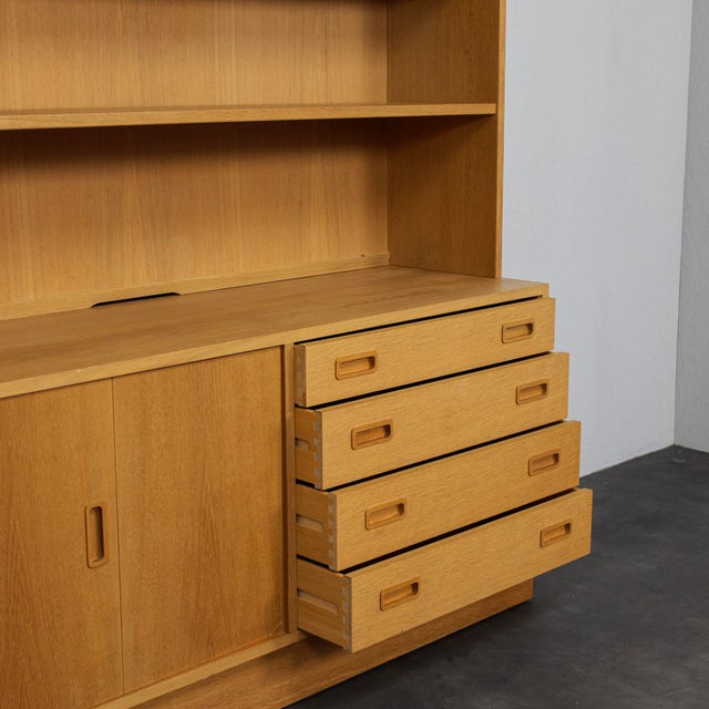 1960s Danish Modern Oak Wall Cabinet by Poul Hundevad for Hundevad & Co., Denmark, 1960s For Sale - Image 5 of 9