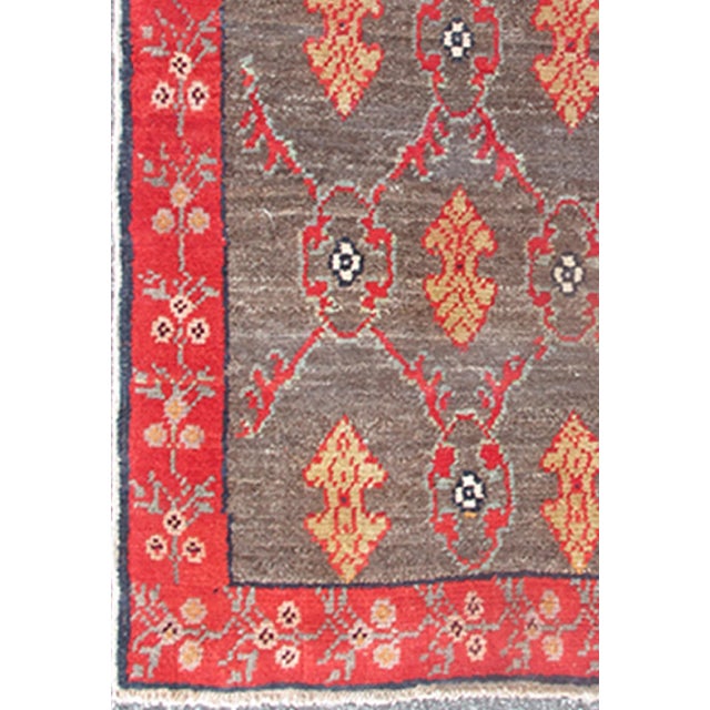 Vintage Turkish Tulu Rug With a Modern Design in Charcoal Background For Sale - Image 4 of 7