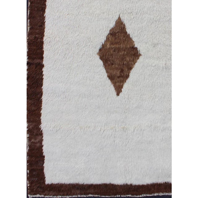 Modern Mid 20th Century Vintage Turkish Tulu Rug With a Minimalist Design in Off White and Brown For Sale - Image 3 of 13