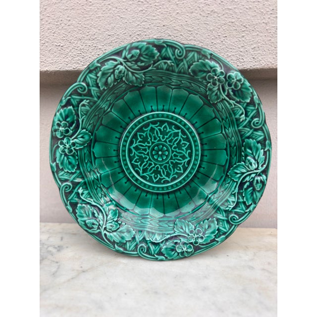 Rare Green Majolica Strawberries Platter Sarreguemines Majolica, circa 1870. One chip on the back. 9.2 inches diameter.