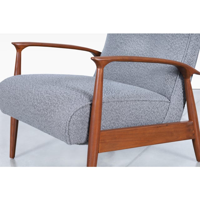 Beautiful vintage walnut reclining lounge chair designed by Milo Baughman for Thayer Coggin in the United States, circa...