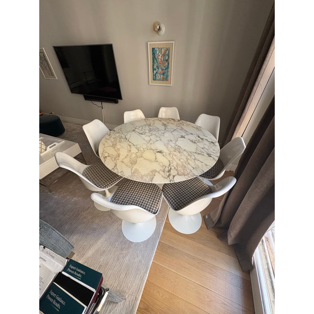 1990s Saarinen Tulip Table Dining Set With Tulip Chairs, Designed by Eero Saarinen for Knoll. For Sale In New York - Image 6 of 6