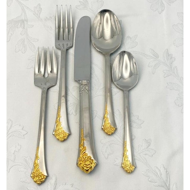 Oneida Oneida Cube Golden Damask Rose 59-Piece Set (Service for 10 + 8 Hostess PCS + Wooden Chest) Vintage Stainless Steel With Gold Accent For Sale - Image 4 of 18