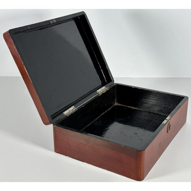 Wood Mid 20th Century Art Nouveau Lacquered Parrot Box: Hand Painted Japanese Trinket For Sale - Image 7 of 10