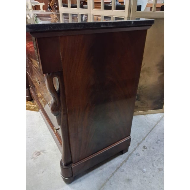 Traditional Empire Style Commode with Swan-Neck Handles in Flamed Mahogany and Black Marble, 1920s For Sale - Image 3 of 8