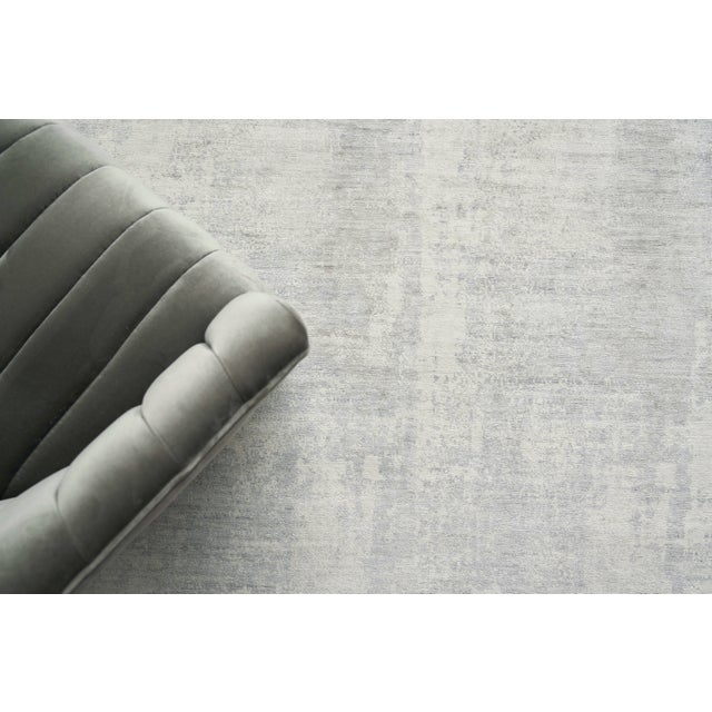Exquisite Rugs Abstract Fine Pure Silk Hand-Knotted Silk Silver/Ivory Rug-8'X10' For Sale In Los Angeles - Image 6 of 7