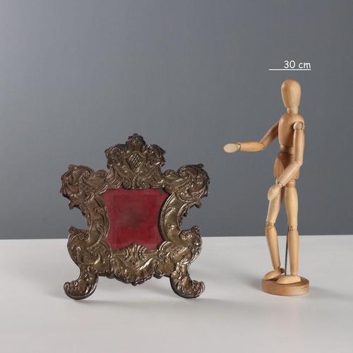 Altar card frame in embossed and silvered sheet metal with leaf scroll decorations and plant motifs. This piece is...