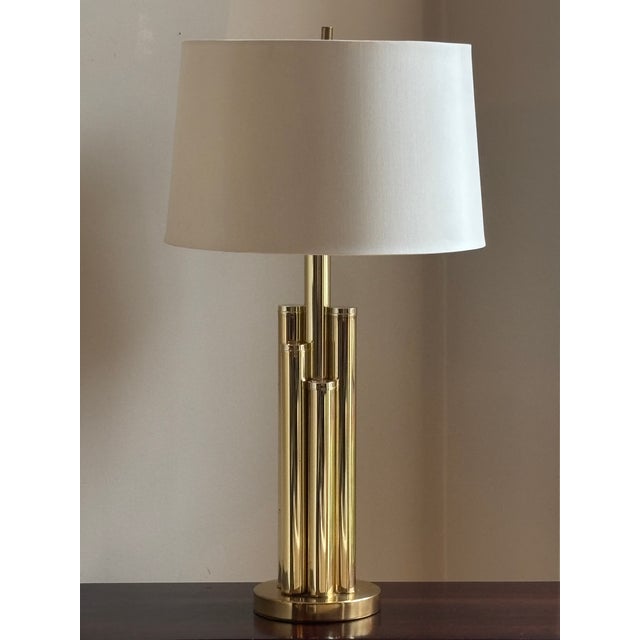 Offering a beautiful mid-century modern-style brass table lamp from the mid- to late-20th century. Love the multi-tiered...