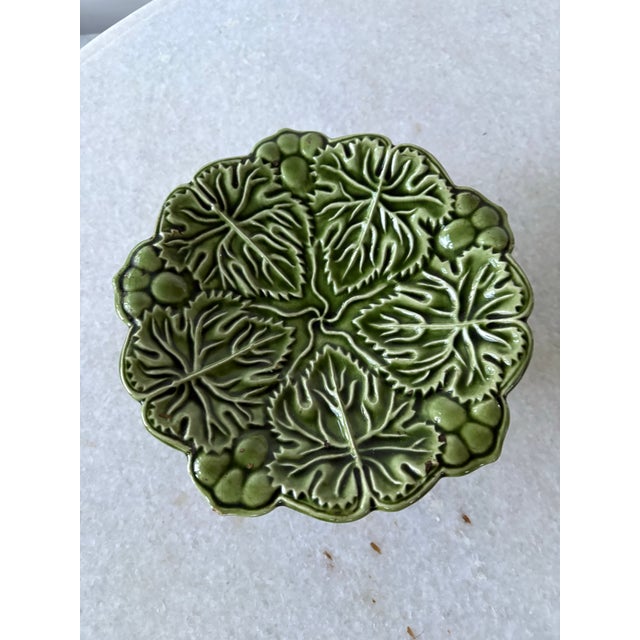 Early 20th Century Green Majolica Footed Pedestal Plate Featuring a Cabbage Leaf Pattern For Sale - Image 4 of 5
