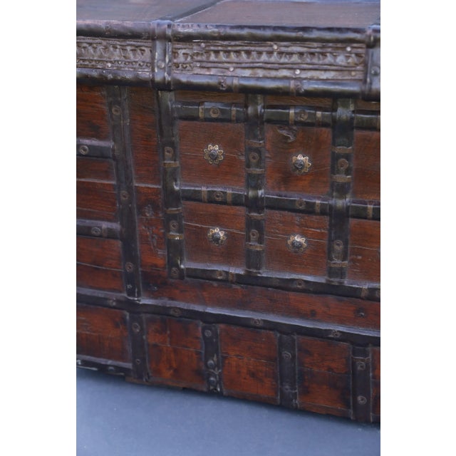 Contemporary Large 19th-Century Anglo-English Coffee Table Trunk For Sale - Image 3 of 12
