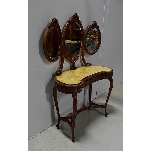 Rognon -shaped hairdresser, in solid walnut, in the taste of Louis XVI. It is equipped in its center with an oval powder...