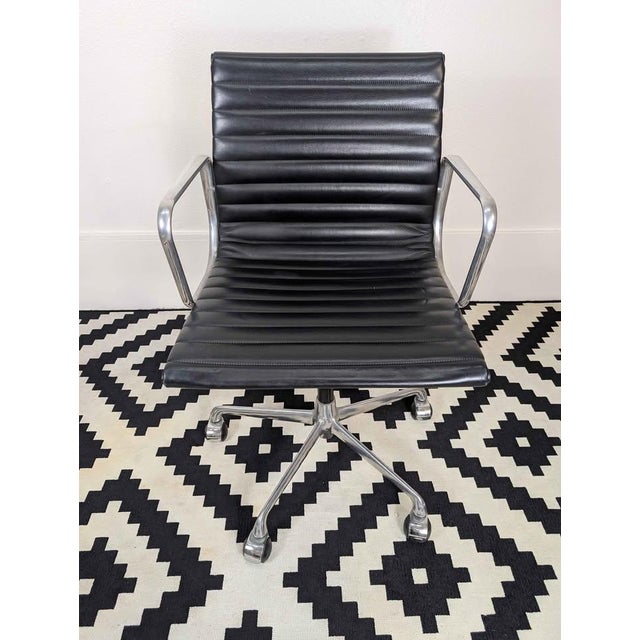ICF Milano 1960s MCM Charles Eames Aluminum Group Ea117 Black Leather Desk Chair by ICF For Sale - Image 4 of 10