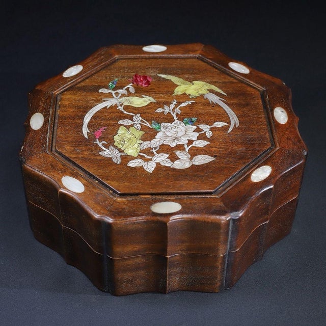 This is a striking and substantial vintage octagonal box, crafted from rosewood (huali wood) and beautifully decorated...