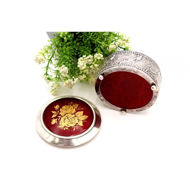 Embossed Silver Jewelry Box with Floral and Bird Motifs, in Good conditions. Designed 1920 to 1949