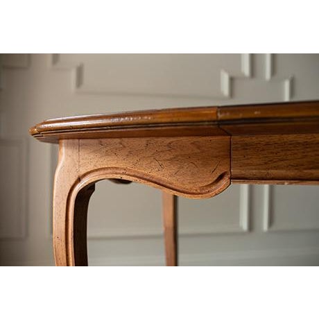 Vintage French Provincial Henredon Dining Table With Leaf For Sale In Minneapolis - Image 6 of 17
