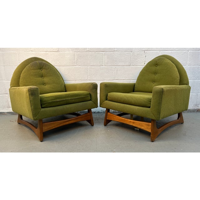 Stylish pair of mid-century modern lounge chairs by Kroehler, featuring striking sculpted walnut bases in the manner of...