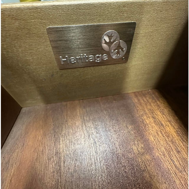 Brass Late 20th Century Heritage Furniture Serpentine Front Nightstands With Bombe-Inspired Curves – Pair For Sale - Image 8 of 11