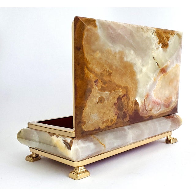 Offering a rare vintage Italian onyx jewelry or keepsake box, made in Italy, circa 1960s. This impeccable semi-precious...