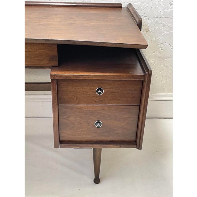 1960s 1960s Mid Century Modern Mainline Hooker Walnut Double Pedestal Floating Top Desk For Sale - Image 5 of 12