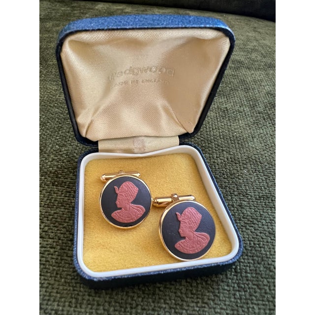 Rare Vintage Royal British Cleopatra "Wedgwood" Gold Plate Cufflinks Circa 1960 For Sale - Image 18 of 18