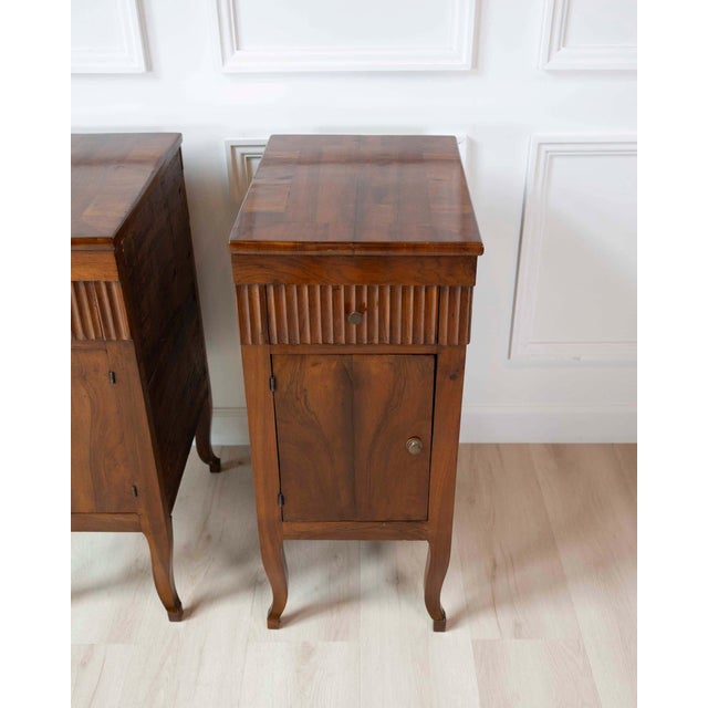 Pair of Italian 18th Century Walnut Bedside Chests with Carved Fluted Drawers For Sale In Atlanta - Image 6 of 11