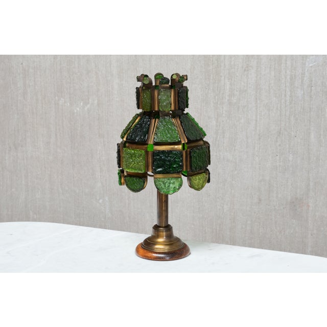 This exceptional table lamp was produced in Italy in the 1970s. A refined example of Italian Brutalist lighting, the...