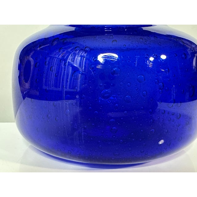 Blue Studio Glass Art Vase with Air Bubble Inclusions by Erik Höglund for Kosta Boda, Sweden, 1980 For Sale - Image 8 of 14