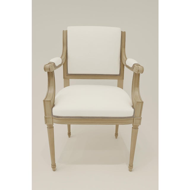 Natural patinated oak wood Creamy white upholstery fabric Taupe trim piping