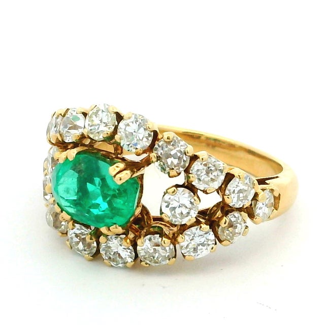 1960s Colombian 18k Yellow Gold Emerald & Diamond Cocktail Ring, Size 7 For Sale - Image 13 of 14