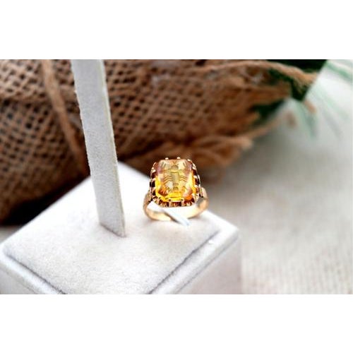 Gold ring with topaz support claws and engraved scorpion. Metal: Gold. Origin: Portuguese. Brand: Dragão. Weight: 4.62...