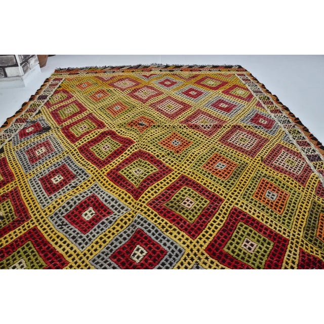 Mid-20th Century Anatolian Cicim Kilim Rug - Boho Chic Geometric Tribal Area Rug For Sale - Image 4 of 10