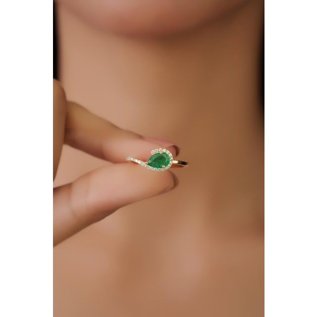 Green 14k Gold Contemporary Pear-Shaped Emerald & Diamond Halo Bypass Ring Size 5.5 For Sale - Image 8 of 15