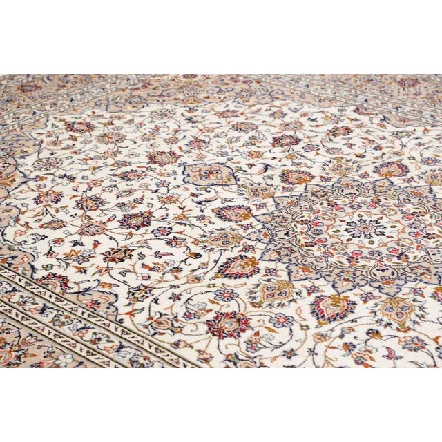 Textile Kashan Rug in Hand-Knotted Wool For Sale - Image 7 of 11
