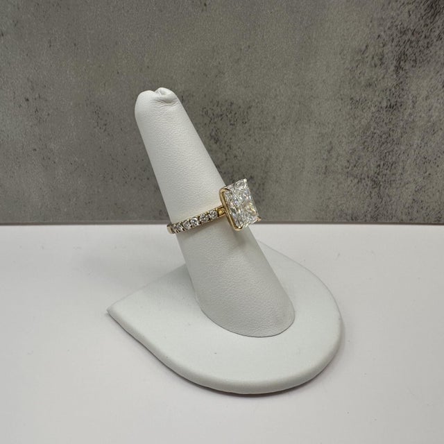 Contemporary 3.52ct Radiant Lab Grown Diamond Ring Igi E Vvs2 14k Yellow Gold, Size 7 For Sale - Image 3 of 7