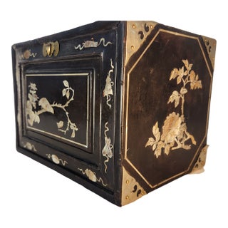 Beautiful Bamboo-and-Bone Mahjong Set in a Black Lacquer Box With Mother of Pearl For Sale