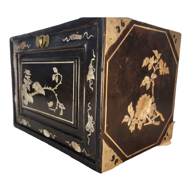 Beautiful Bamboo-and-Bone Mahjong Set in a Black Lacquer Box With Mother of Pearl For Sale