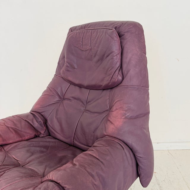 A distinctive vintage Stressless Regent recliner with matching footstool by Ekornes from the 1980s. Made in Norway, this...