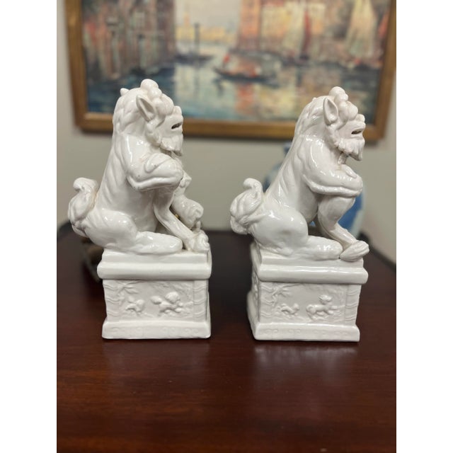 Chinoiserie Pair of Mid Century Blanc De Chine, White Foo Dogs / Lions - Palm Beach Regency- Chinoiserie Decor - Bookends / Figurines For Sale - Image 3 of 7