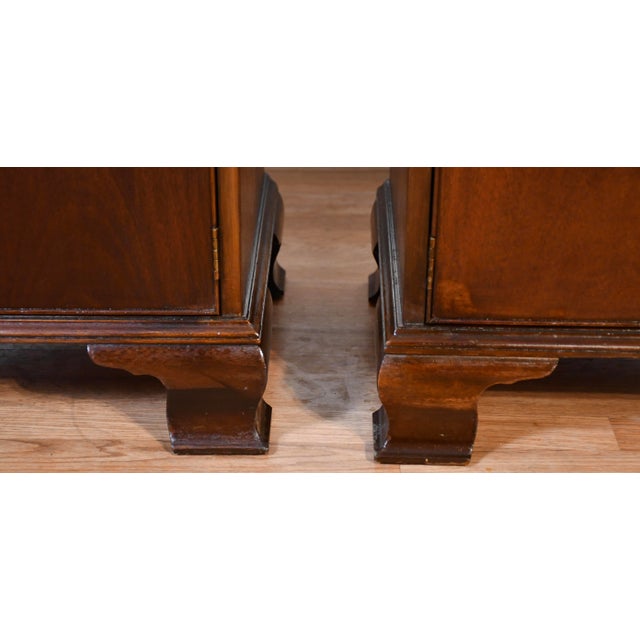 1960s English Chippendale Style Mahogany Nightstands Bed Side Tables by Baker For Sale - Image 6 of 18