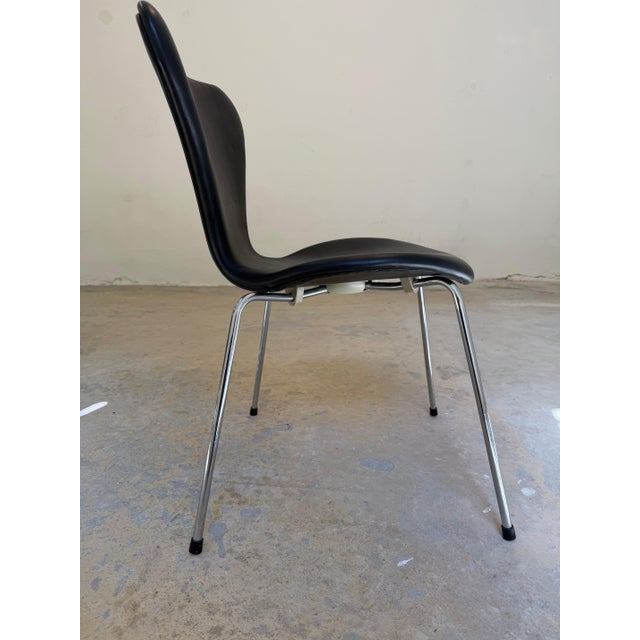 Series 7 Upholstered Chair in Black Genuine Leather by Arne Jacobsen for Fritz Hansen For Sale - Image 3 of 13