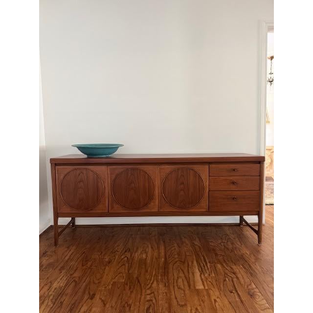Vintage 1960s Sideboard by Nathan Furniture (Unsigned) in excellent condition, Three drawers and three cabinets with a...