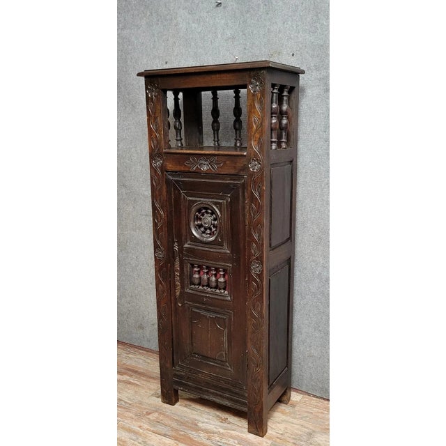 A Breton bonnetière (cabinet) in solid carved oak, circa 19th century, circa 1850. Front opening with a single door...