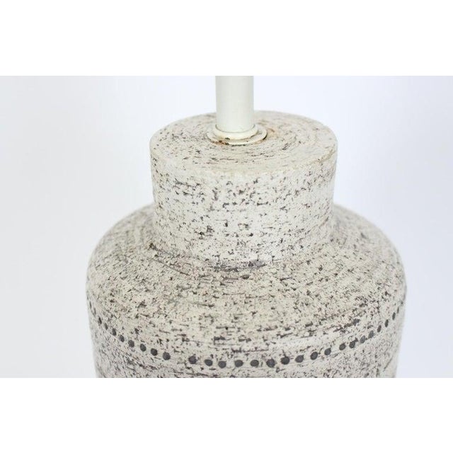 1950s Tall Aldo Londi for Bitossi Off White Pottery Table Lamp With Orange & Black For Sale - Image 11 of 13