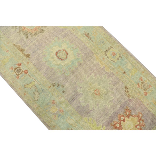 This modern Turkish Oushak rug is a stunning piece of art that has been handwoven using traditional techniques by skilled...