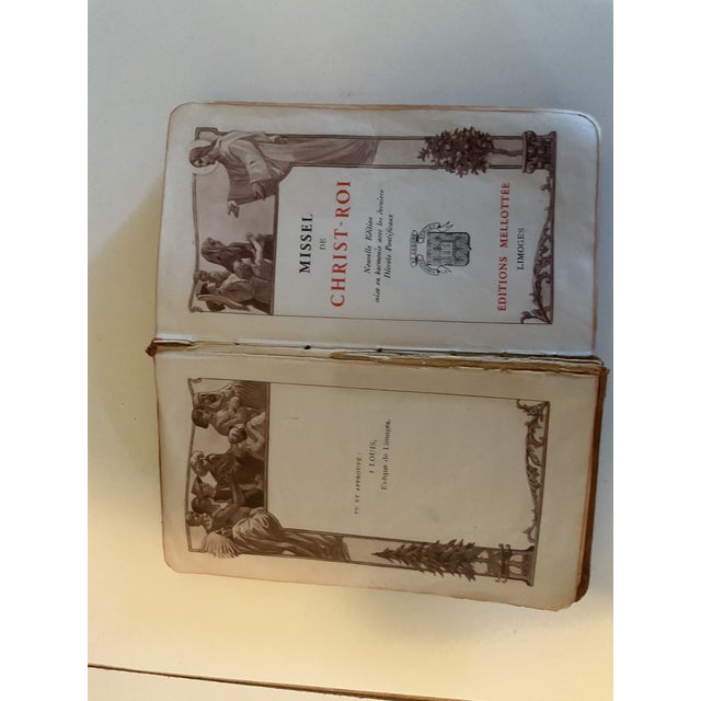 Mid 20th Century Vintage French Catholic Prayer Book – Missel De Christ-Roi – Gilt Edges & Illustrated For Sale - Image 5 of 12