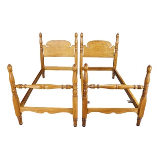 2 Vintage Early American Colonial Style Solid Maple Twin Cannonball Poster Beds For Sale