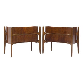 William Hinn Mid Century Walnut Curved Front Nightstands - Pair For Sale