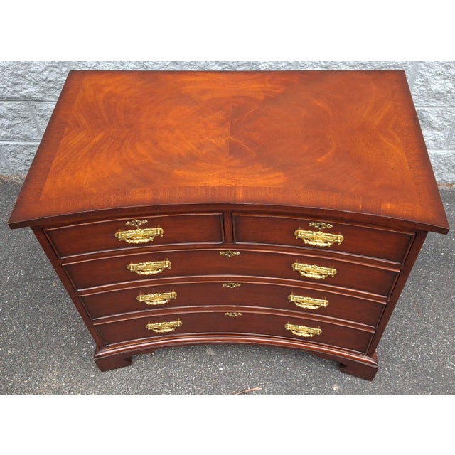Mid 20th Century Federal Style Recessed Front Mahogany Five-Drawer Chest For Sale - Image 16 of 18