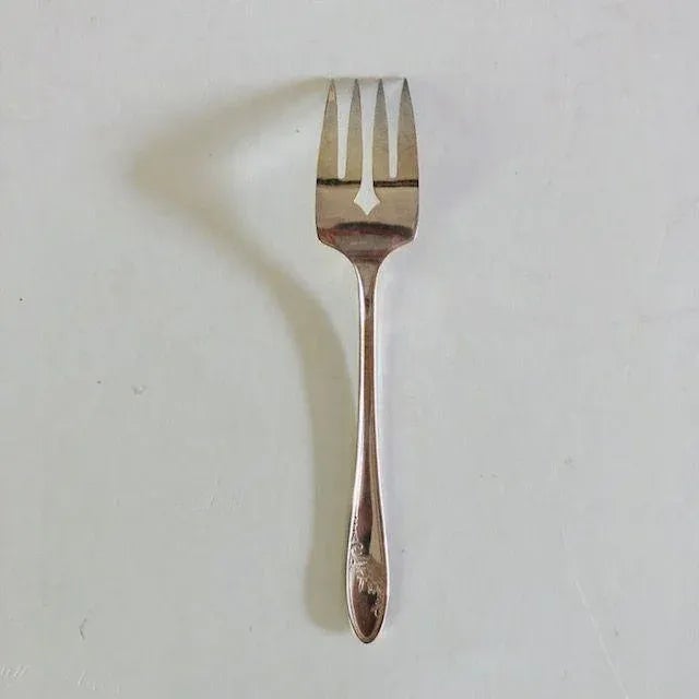 Shabby Chic Vintage Tudor Plate Oneida Community Queen Bess II Serving Fork For Sale - Image 3 of 4